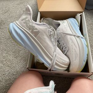 NWT women’s hoka Clifton 9